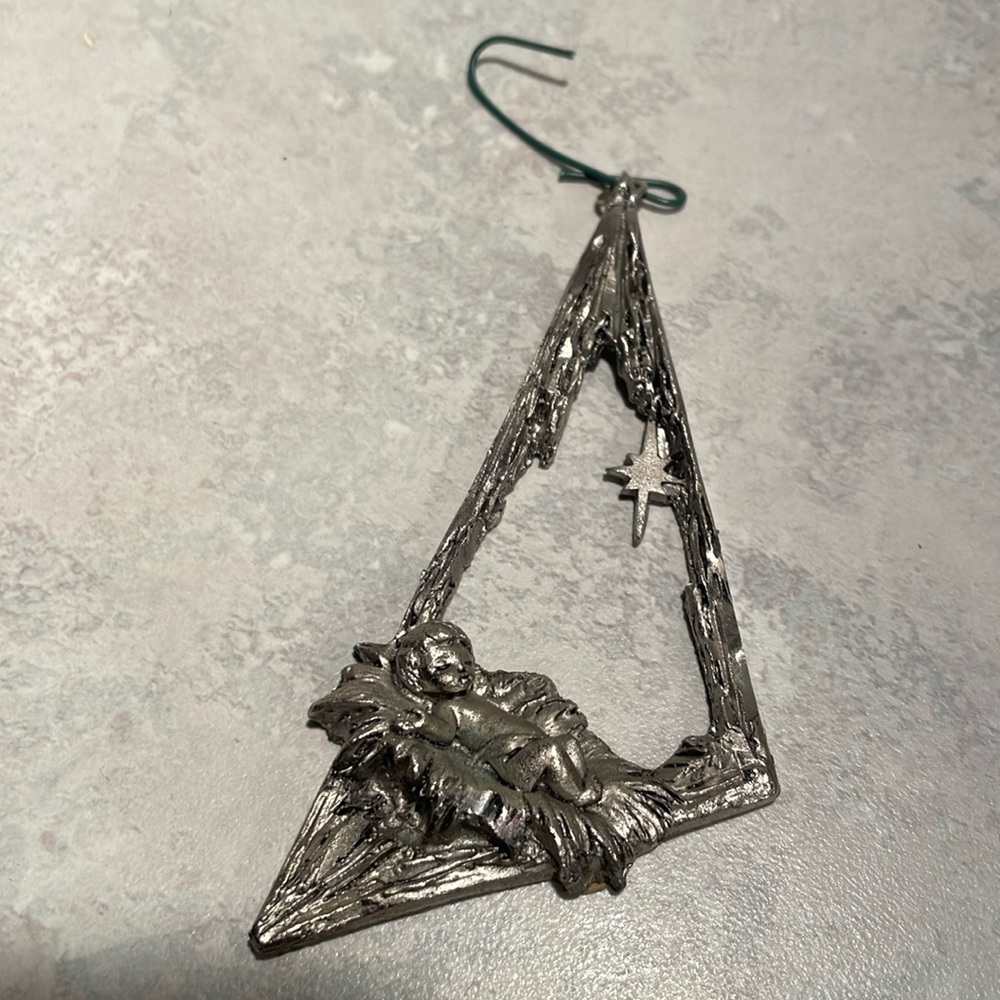 Vintage Peltro Cesellato A Manor ornament